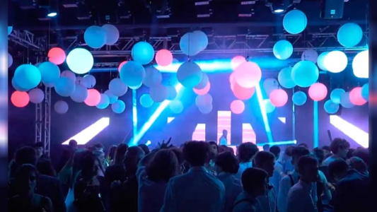 Buscan a madre acusada de estafar $17 millones destinados a la fiesta de egresados de su hija