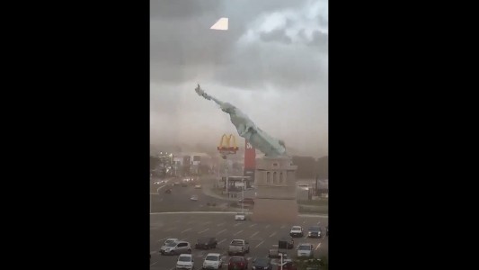 Derrumbe de la réplica de la Estatua de la Libertad en Porto Alegre por fuertes vientos