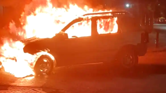 Se incendió una camioneta en la zona de Paraguay y Riobamba y quedó destruida