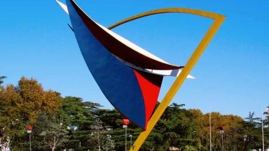 Restauran la escultura de Pérez Celis en el Mercado del Patio