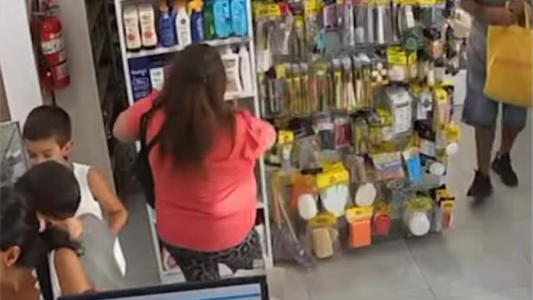 Inseguridad en el centro: una pareja de "mecheros" robó en una perfumería en Callao y San Juan