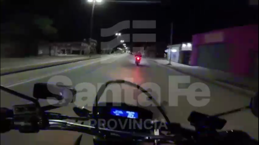 Rosario: persecución en zona oeste terminó con dos jóvenes detenidos y una moto recuperada