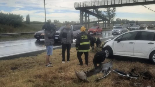 Volcó un auto en la autopista Rosario–Córdoba a la altura de Circunvalación y rescataron a una persona
