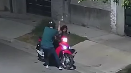 Terror en Empalme Graneros: motochorros dispararon y forcejearon para robar una moto