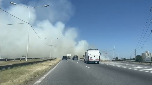 Incendio de pastizales en Circunvalación: columnas de humo afectaron la visibilidad y tránsito