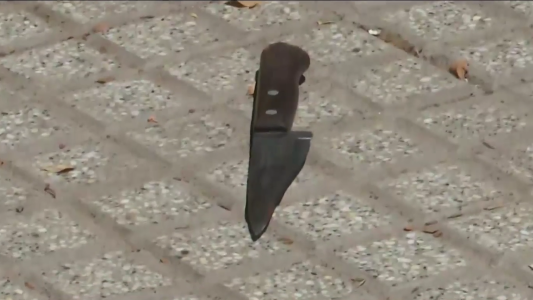 Pelea, un apuñalado y un detenido tras un violento enfrentamiento en la Plaza 25 de Mayo