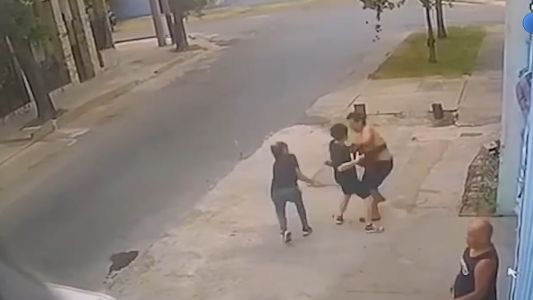 Violento robo en un supermercado chino terminó con el ladrón herido tras ser reducido por empleados