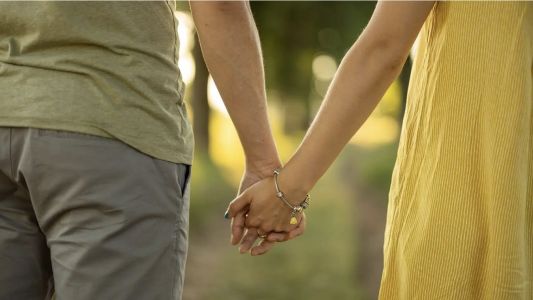 “No me gusta mostrar cariño en público”: qué hay detrás de esa incomodidad