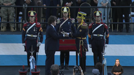 Javier Milei entregó el sable corvo de San Martín a los Granaderos a Caballo