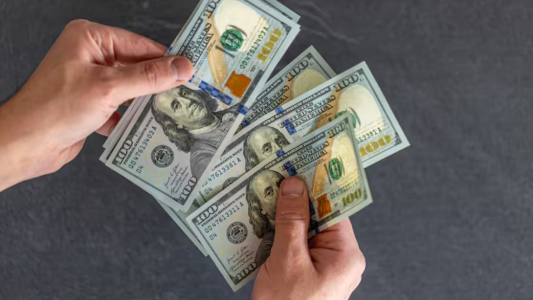 El dólar cerró en $1.425 y marcó su valor más bajo desde noviembre