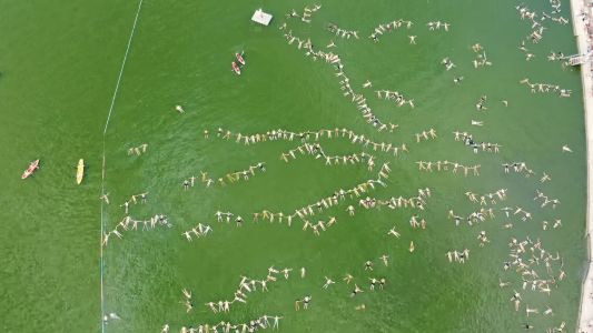Miramar de Ansenuza intentó romper el Récord Guinness en la laguna Mar Chiquita y reunió a 1.837 personas flotando en Córdoba