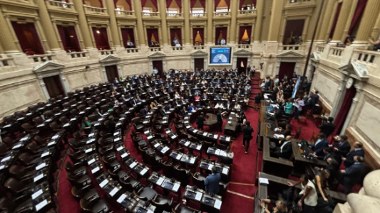 En medio del paro general y con tensión en el recinto, Diputados inició el debate por la reforma laboral