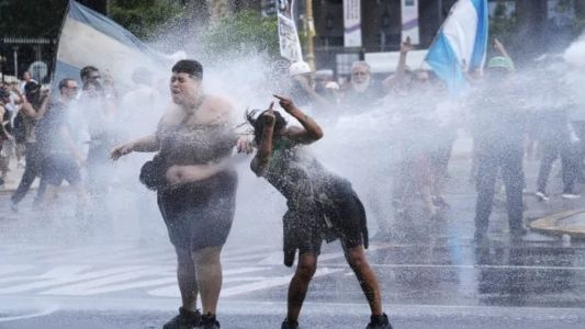 Protestas e incidentes frente al Congreso durante el tratamiento de la reforma laboral