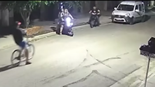 Tres delincuentes en bicicleta balearon a una joven para robarle la moto en la zona Sur de Rosario