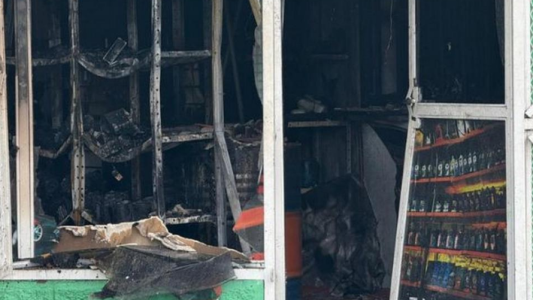 Incendio en un local de repuestos para motos