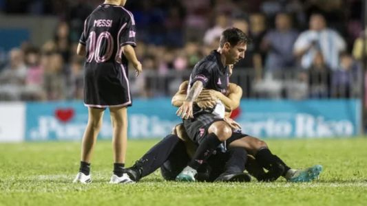 El insólito episodio de Lionel Messi en Puerto Rico: un hincha invadió la cancha y lo tiró al piso