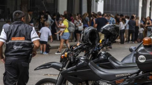 Más agentes para ordenar el tránsito en las escuelas