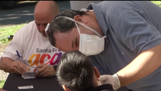 Operativo de salud gratuita con entrega de lentes y controles para chicos