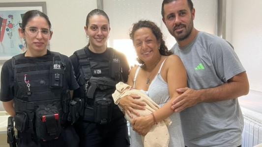 Policías asistieron el parto de un bebé en un auto en pleno macrocentro