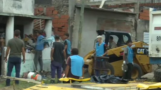 Operativo de limpieza tras un incendio en una vivienda con acumulación compulsiva