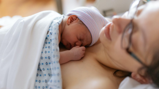 Los nacimientos caen a mínimos históricos y este año las muertes podrían superar a los partos