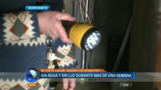 Vecinos de barrio Martin denuncian falta de luz y agua en sus domicilios desde hace una semana