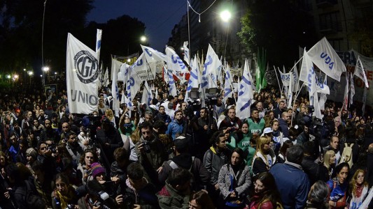 Multitudinaria marcha de universitarios de distintos lugares del país en defensa de la educación pública