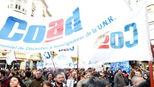 Docentes de la UNR resolvieron suspender las medidas de fuerza y volver al normal dictado de clases