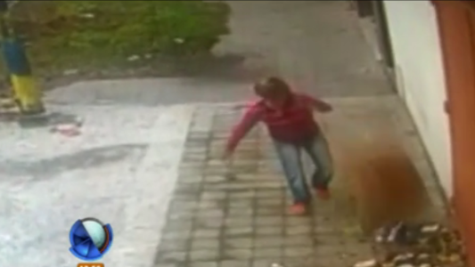 Una vecina enojada con el súper