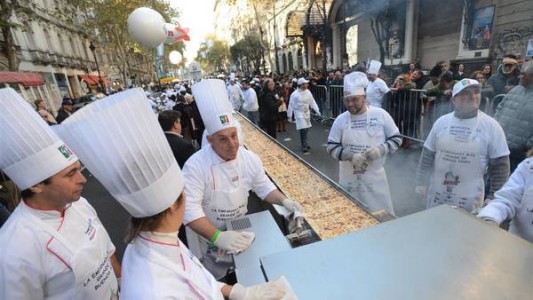 Cocinaron una empanada solidaria de 80 metros en Avenida de Mayo