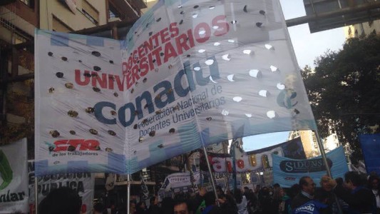 Docentes universitarios firmaron un aumento salarial del 31 por ciento en tramos