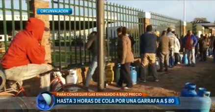 Hasta tres horas de cola por una garrafa a 80 pesos