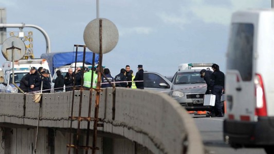 Robaron 11 millones de pesos y se cruzaron a balazos con la policía en plena autopista