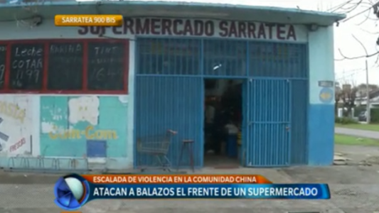 Balearon el frente de un supermercado