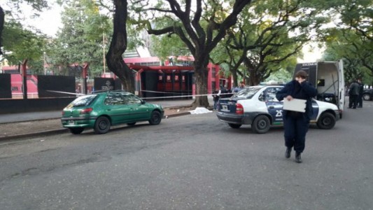 Asesinan a un líder de la barra de Newell's frente al estadio