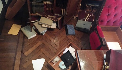 Entraron a la casa del ministro de Gobierno bonaerense, revolvieron todo con guantes y se fueron sin robar nada