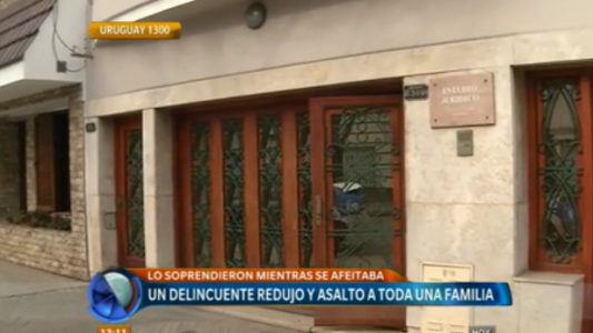 Un delincuente redujo y asaltó a toda una familia