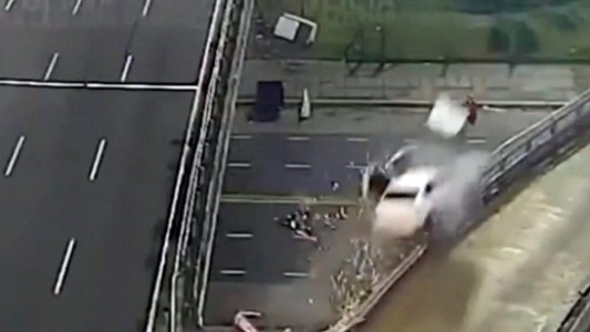 Un auto cayó desde la General Paz: el conductor sobrevivió