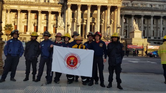 Bomberos voluntarios de distintas partes del país se manifiestan contra el recorte de subsidios