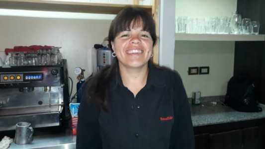 La historia de la mesera que devolvió una billetera con 2 millones de pesos