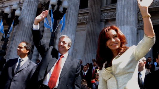 La UIF pidió reabrir la causa de enriquecimiento ilícito contra los Kirchner