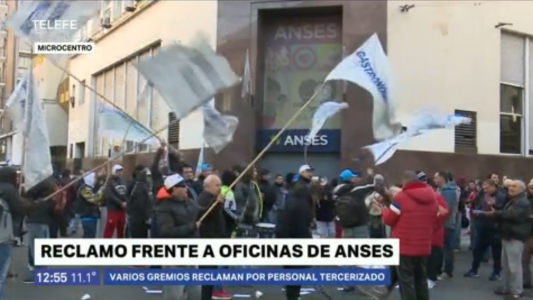 Protesta frente la oficina de ANSES: varios gremios reclamaron por el personal tercerizado