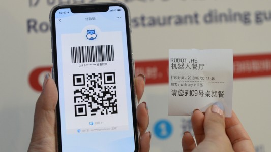 Restaurante reemplaza a los mozos con robots: "Para reducir costos y mejorar el servicio"