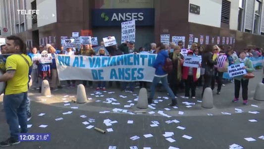 Abrazo simbólico a la sede local de Ansés contra los recortes del gobierno nacional