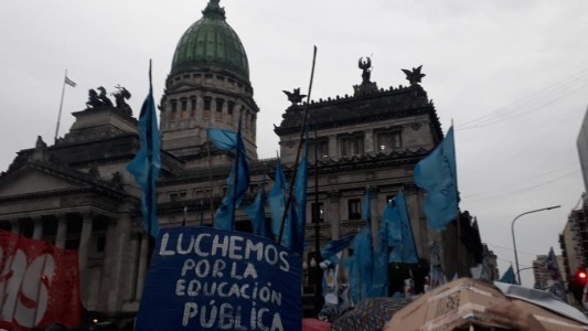 Marcha nacional educativa: docentes y estudiantes universitarios se movilizan hacia Plaza de Mayo