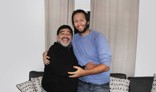 Telefe y Diego Maradona firmaron un acuerdo para la realización de su biopic