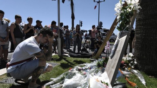 Conmocionada y de duelo, Francia busca respuestas al mortífero atentado en Niza