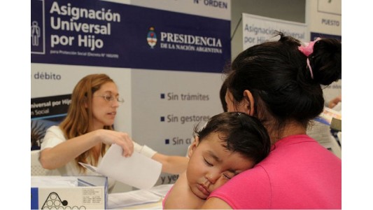 El Gobierno otorga un "refuerzo" a quienes cobran Asignación Universal por Hijo