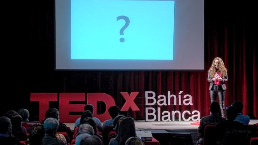 "¿Qué tienen los pobres en la cabeza?": la charla TED que es furor en las redes sociales