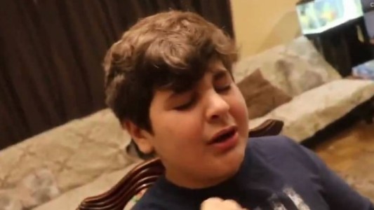 Una familia le hizo creer a un nene que se había vuelto invisible